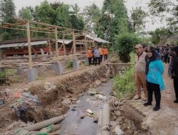 Walikota Bandar Lampung Tinjau Aliran Air yang Meluap Saat Bencana Banjir
